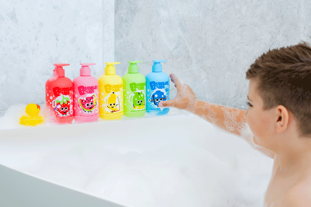 kind in bath tub playing grabbing berry the blueberry bottle 500ml 